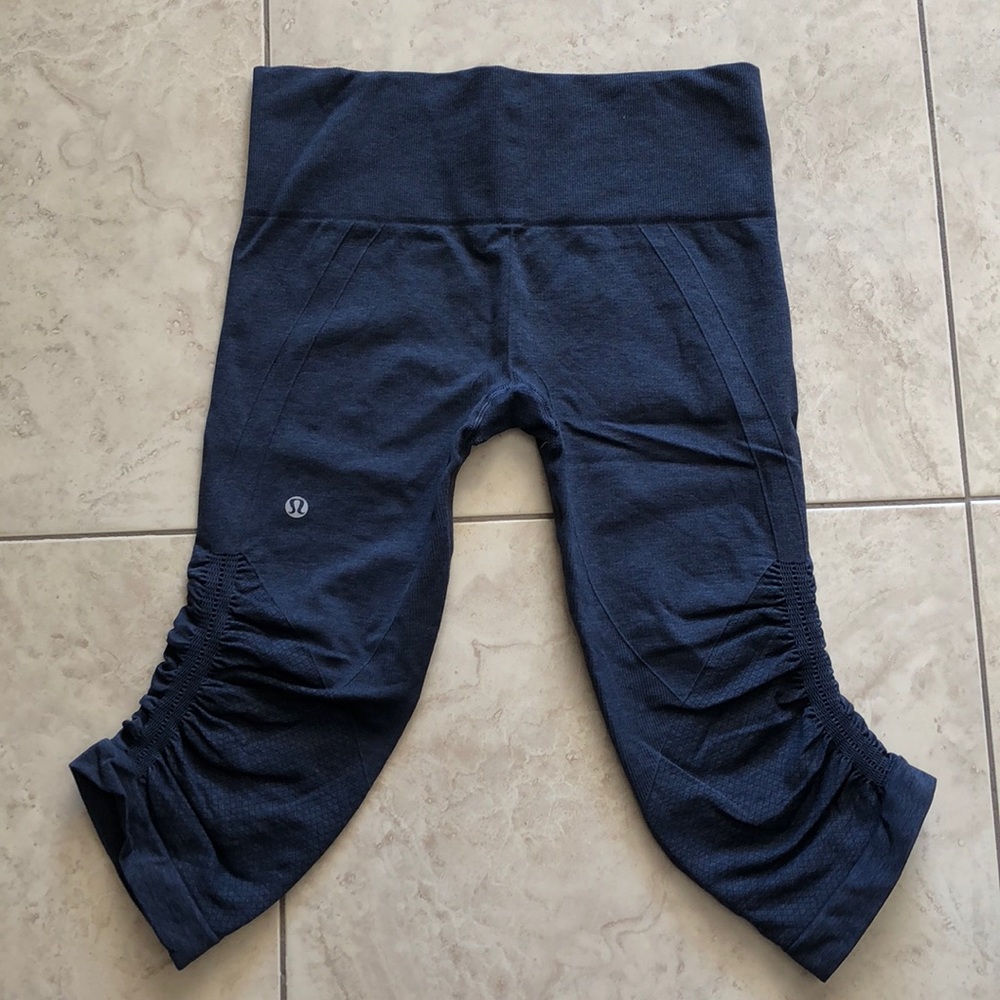 Lululemon in the flow crop size 6 blue